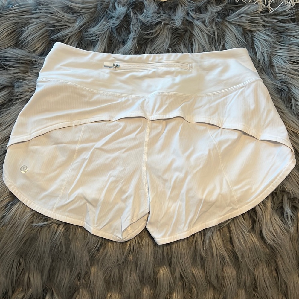Lululemon size 6 tall white speed up mid rise 4” inseam